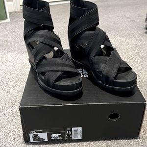SOREL size 8.5 black sandals
